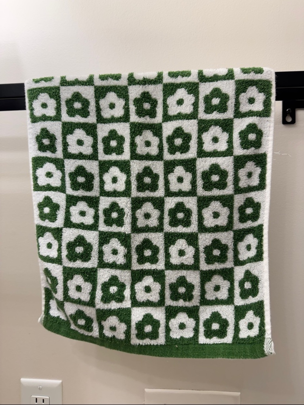 8 Flower Print Hand Towels, 4 Green & 4 Red